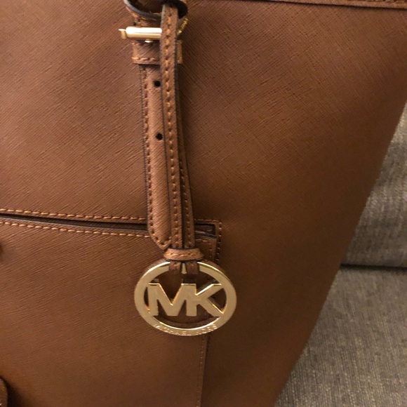 👜Michael Kors  NS Jet Set, with matching Fulton Wallet
👜Color: Brown - Picture 2 of 8